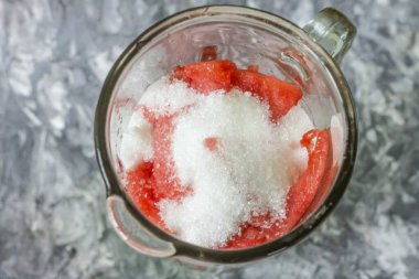 Sonra hamuru blender ya da yemek işlemcisinin kasesine dök, tatmak için granüle şeker ekle. Eğer karpuz çok tatlı değilse, belirlenen orandan biraz daha fazla ekleyin..