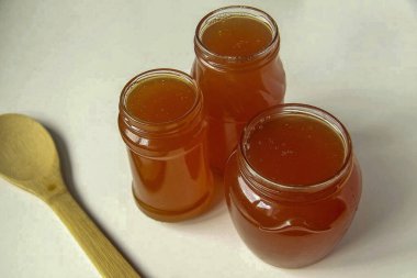 Reçeli sterilize edilmiş kavanozlara koy ve kapat. Kavanozları ters çevir, paketle ve soğumaya bırak. Karpuz ve kavun reçeli hazır. Güzel bir yerde saklayın..