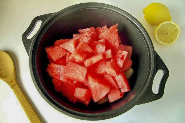 Die Schale Der Wassermelone Mit Einem Scharfen Messer Abschneiden Man — Stockfoto