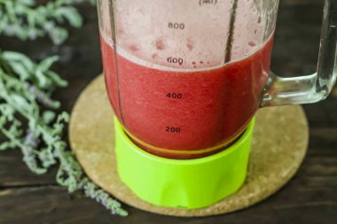 Hamuru 2-3 dakika blender 'da püre yap..