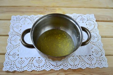 Ayrı bir tencerede, 150 ml suyu limon suyuyla karıştır, 500 gram şeker ekle ve karışımı kaynatarak sık sık karıştır..