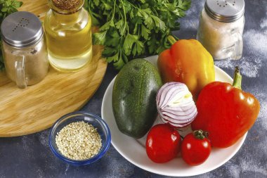 Avokado ve susam salatası yapmak için gerekli tüm malzemeleri hazırlayın..