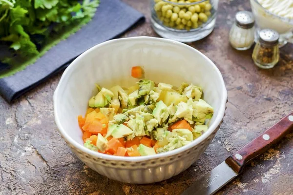 Pelar Cortar Aguacate Cubos Pequeños Añadir Aguacate Ensalada —  Fotos de Stock