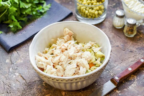 Cortar Filete Hervido Cubos Pequeños Añadir Ensalada —  Fotos de Stock