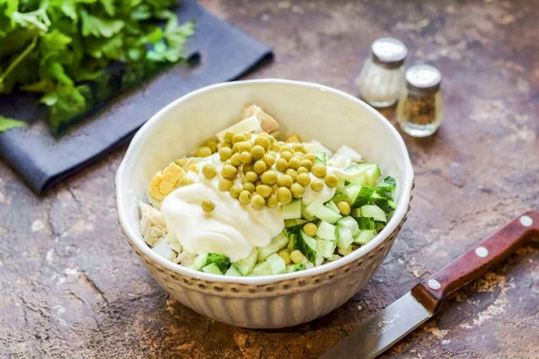 Sazonar Ensalada Con Mayonesa Añadir Guisantes Sal Pimienta Remover Servir —  Fotos de Stock