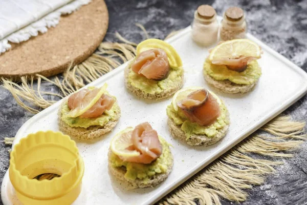 Den Lachs Auf Die Canapes Legen Mit Zitronenspalten Garnieren — Stockfoto