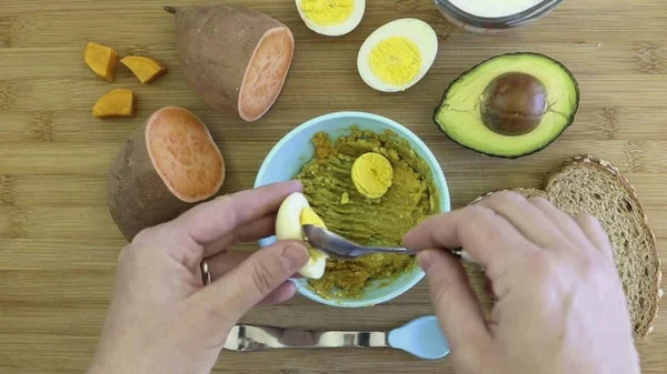 Voeg Dan Alleen Gekookte Dooier Toe Aan Beker — Stockfoto