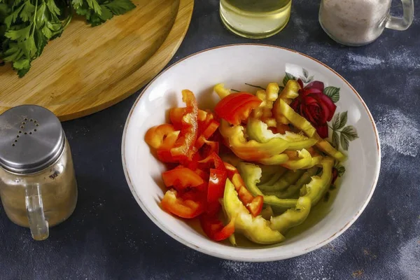 Verwijder Zaden Van Paprika Spoel Van Binnen Van Buiten Snijd — Stockfoto