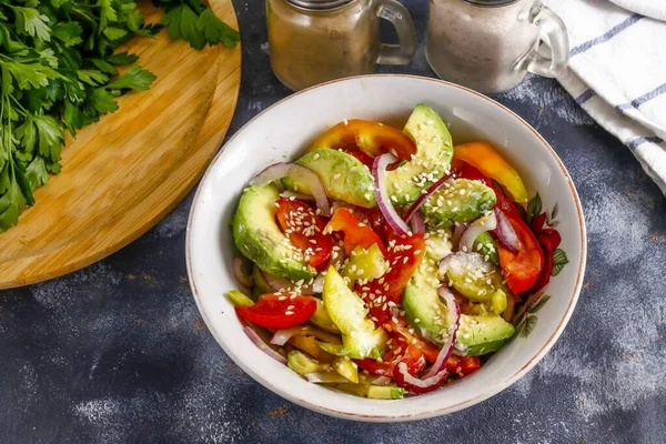 Salt the contents of the container, sprinkle with sesame seeds and pour in vegetable oil, preferably cold-pressed olive oil.