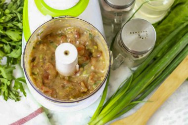 Nabız 1-2 dakika boyunca atsın, ama macuna dönüşmesin. Avokado ve domates parçaları guacamole 'de bulunmalı..