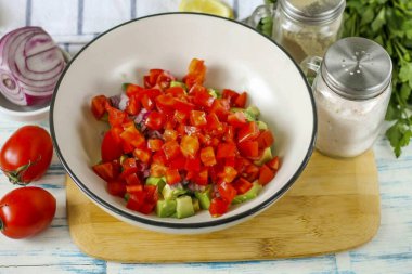 Kiraz domateslerini suyla yıka ve küp küp doğra. Eğer büyük domatesli guacamole pişiriyorsanız, çekirdeklerini kesin..