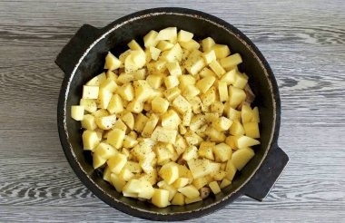 Patatesleri küçük parçalara ayır, tıpkı mantar gibi. Brezilya 'ya nakledilecek. Tuzlu mevsim, tatmak için karabiber ekleyin. Her şeyi birlikte kızart, 7-10 dakika boyunca ara sıra karıştır..