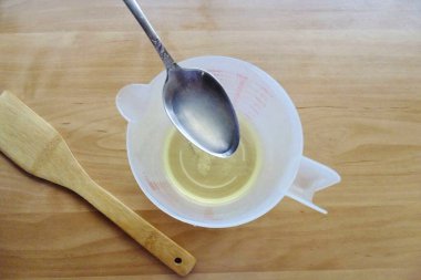 Tereyağı, tuz ve şekerle dolu bir kaba limon suyu dök..