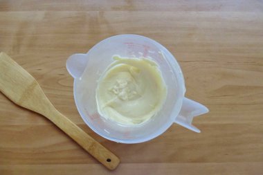 Mikseri bir kaseye koy ve karışımı çırpmaya başla. 5-6 saniye sonra kütle kalınlaşacak ve tabakları doldurmaya başlayacak. Şimdi blenderi indirip kaldırarak vurmaya devam edebilirsin. Birkaç saniye daha ve ev yapımı mayonez.