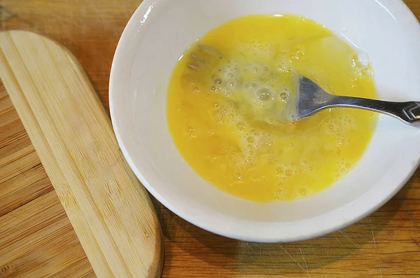 Mengalahkan Telur Ringan Dengan Garpu Garam — Stok Foto