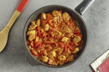 Sonra dolmalık biber, dilimlenmiş ya da küçük şeritler ekleyin. 3 dakika daha pişir..