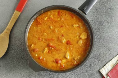 Ekşi kremayla unu ayrı ayrı karıştırın. Karıştır, 1-2 tbsp ekle. Topaklar kaybolana kadar tekrar karıştır ve karıştır. Tavaya ekşi krema ekle ve karıştır. Bıçakla doğranmış sarımsağı da ekle. Sos kalınlaşana kadar kaynat ve kaynat. 