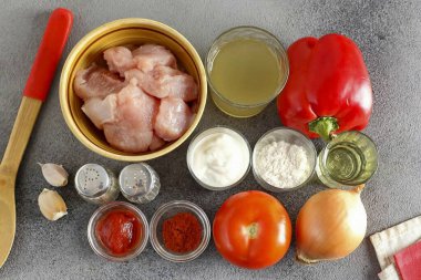 Bütün baharatları küçük, temiz ve kuru bir kavanoza koy ve kaçak içkiyi doldur..