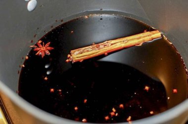 Baharatlara bir şişe kırmızı şarap ve su dök..