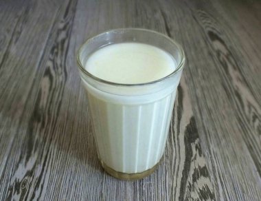 Nişastanı bir bardak soğuk suya dök ve karıştır..