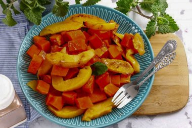 Fırınlanmış dilimleri bir tabağa koy ve servis yap. Sonbahar mevsiminde balkabağını fırında pişir, kimse böyle lezzetli bir şeyi reddetmez.!