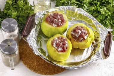 Stuff the quince with meat to the top. Preheat the oven and place the dish in it, baking at 200 degrees for about 30 minutes until the fruit is soft. Optionally, the dish can be stewed. clipart