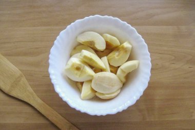 Takozları ve çekirdeği kes. Tabağa yerleştir.