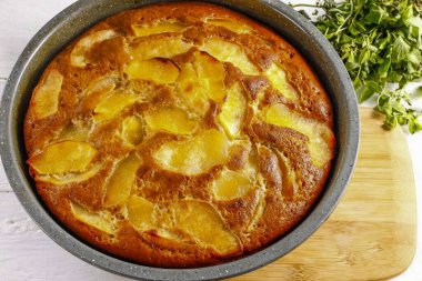 Keki altın kahverengiye kadar pişir ve fırından çık. Biraz soğusun ve kalıptan çıksın..