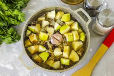 Ayvayı suyla yıka, çeyreklikleri kes ve tohumları kes. Hamuru küp küp doğra ve sarımsakla kazana ekle. Sıcak suyun geri kalanını dök, kazanı kapakla kapat ve en düşük sıcaklıkta 25 dakika boyunca kaynat..