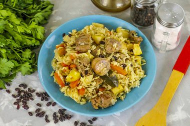 Tabaklara koy ve sıcak, ekşi kremayla servis et..