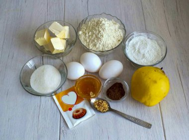 Quince Cupcake yapmak için gerekli tüm malzemeleri hazırlayın..