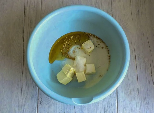 Bir kase 100 gram yumuşak tereyağı, 3 çorba kaşığı koyun. Şeker, tatlım, portakal kabuğu. Yumuşak olana kadar mikserle vur.