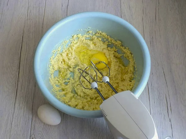 Yağ Kütlesine Her Seferinde Bir Yumurta Ekle Birer Mikserle Döv — Stok fotoğraf