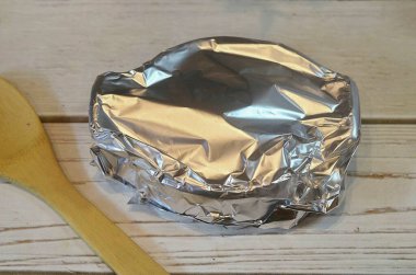 40 dakika boyunca 180 dereceye kadar ısıtılmış bir fırında folyo ve fırınla kapla..