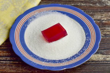 Marmeladı parçalara ayır ve her birini şekere batır. Reçeli şekersiz bırakabilirsin..