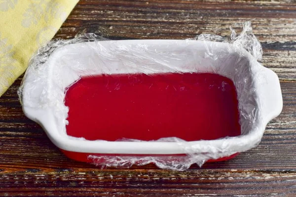 Kalıpları buzdolabına koy ve marmelat hazırlansın..