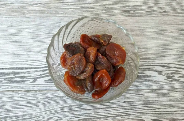 Wash dried apricots well under running water. Remove all dirt. Cover with warm water for 10 minutes. Then drain and dry.