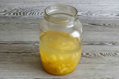 Bir kavanozda, hazırlanmış tüm malzemeleri birleştirin. Karıştır. Kapak ve soğutma 5 gün sürecek. İlk üç gün kavanozu salla..