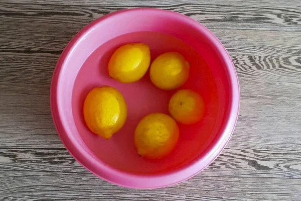Dejte Citrony Misky Přikryjte Vařící Vodou Nechte Minut Nutné Odstranění — Stock fotografie