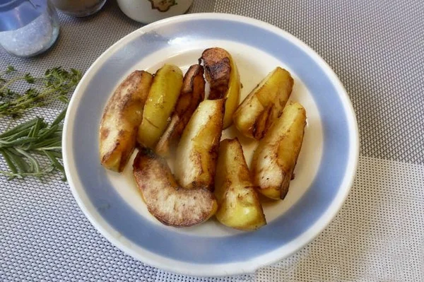 Die Quitte Scheiben Schneiden Einer Pfanne Mit Zwei Sorten Goldbraun — Stockfoto