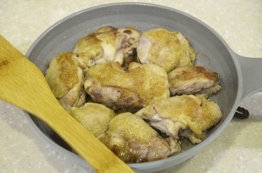 Ayvayı tavadan çıkar ve tavuğu her iki tarafta 3-5 dakika kızart..