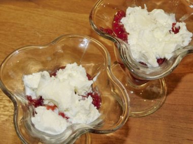 Sonra biraz daha çilek ve dondurma..