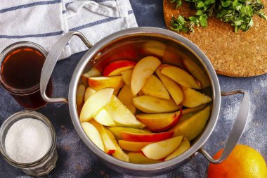 Elmayı ve bıldırcını kes ve tohum bloklarını kes. Çalkala ve hamuru bir tencerede dilimle..