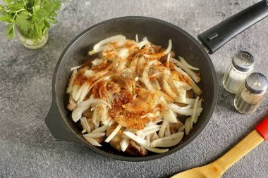 Sonra soğan ekleyin, kuş tüyü, tuz ve baharat ile doğranmış..