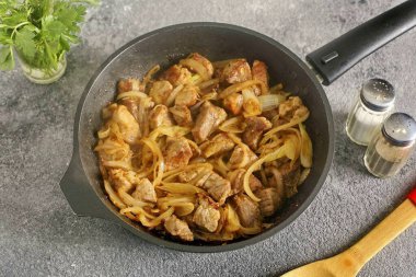 Fry, ara sıra karıştırıyorsun, 5-7 dakika boyunca..