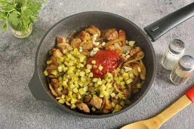 Sonra domates ezmesi, doğranmış salatalık ve sarımsak ekle..