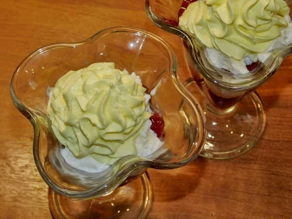 Boru torbası ve başlık kullanın. Pudra şekeri ve krema ile kapak yapın..