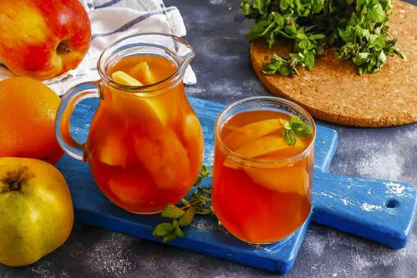 Pour Hot Drink Glasses Cups Pour Jug Serve Cold Season — Stock Photo, Image