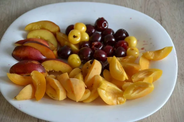 Frucht Schälen Groß Scheiben Schneiden — Stockfoto