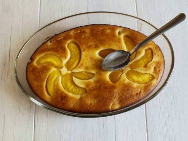 Hala sıcakken, pastaya çatal batır. Mannayı sol şerbetle dök ve oda sıcaklığında 30 dakikalığına ayrıl..